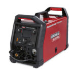 La Power MIG 215 MPi K4876-1 de Lincoln Electric es una soldadora multiproceso portátil (MIG, TIG, Stick, Flux-Cored) con voltaje dual, ideal para talleres, fabricación metálica y mantenimiento industrial.
