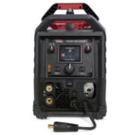 La Power MIG 215 MPi K4876-1 de Lincoln Electric es una soldadora multiproceso portátil (MIG, TIG, Stick, Flux-Cored) con voltaje dual, ideal para talleres, fabricación metálica y mantenimiento industrial.
