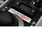 Carro portátil IK-12 NEXT para corte por gas, plasma y soldadura. Incluye panel digital LCD, motor con encoder, velocidad de 40–2400 mm/min, modo Creep y compatibilidad con accesorios IK-12 Max3. Ideal para trabajos industriales de alta precisión. NEXTS100106