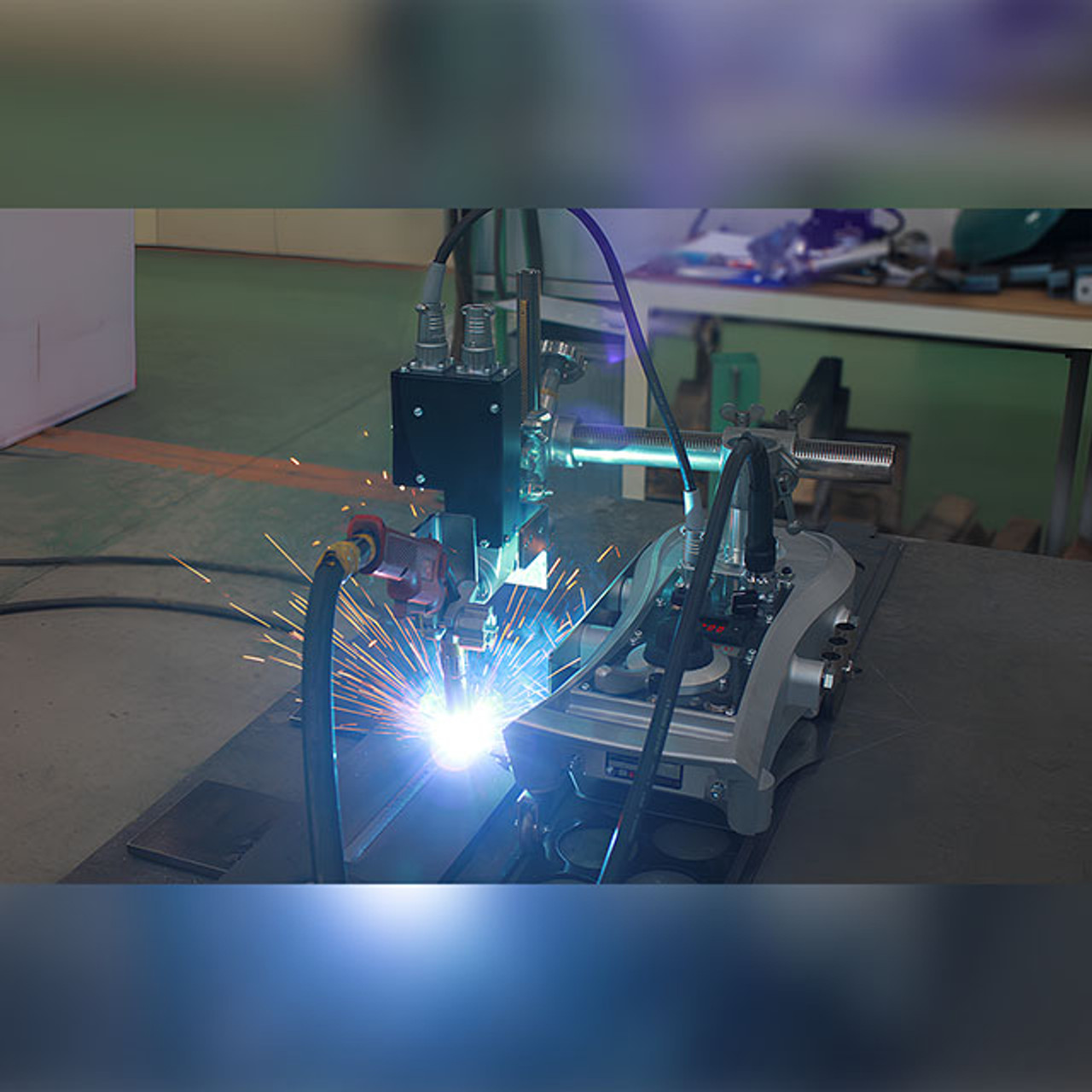 Carro portátil IK-12 NEXT para corte por gas, plasma y soldadura. Incluye panel digital LCD, motor con encoder, velocidad de 40–2400 mm/min, modo Creep y compatibilidad con accesorios IK-12 Max3. Ideal para trabajos industriales de alta precisión. NEXTS100106